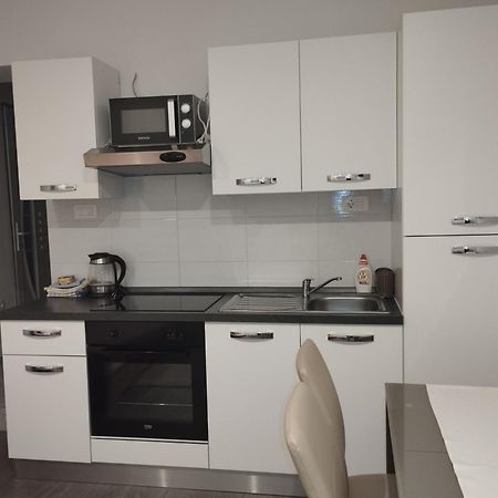 Appartamento Apartman Adriatic 2 Kaštela Esterno foto